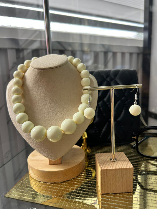 Collar crema y pantallas