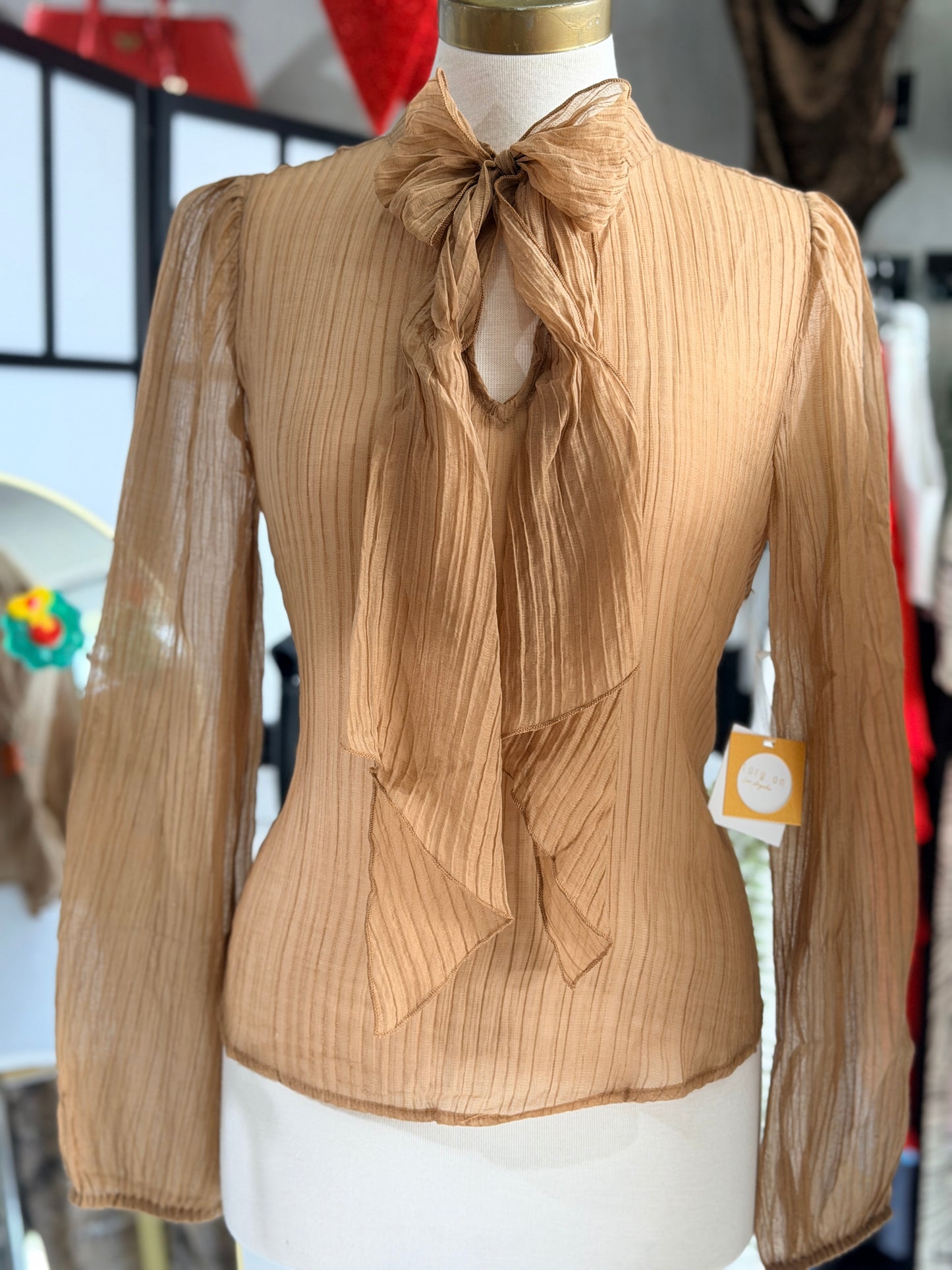 Camisa elegante con lazo